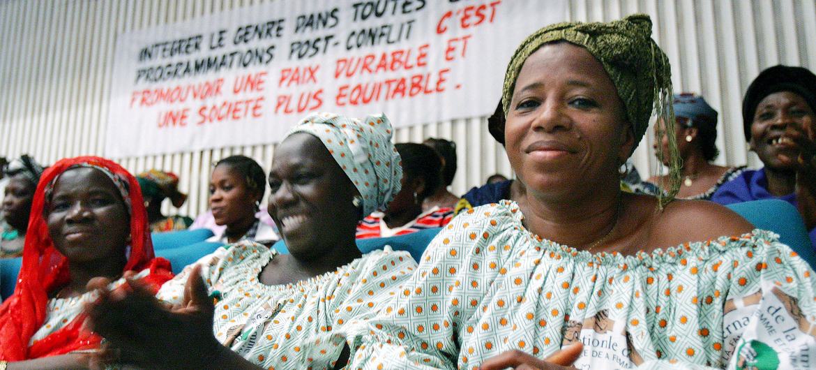 در غرب و مرکز آفریقا، سازمان ملل متحد با سازمان‌های منطقه‌ای در زمینه زنان، صلح و امنیت کار می‌کند تا اطمینان حاصل کند که زنان در هشدارهای اولیه و میانجی‌گری مشارکت دارند، از جمله در ساحل عاج (تصویر).