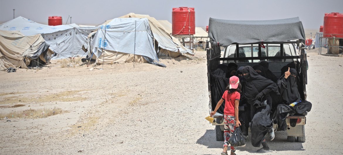 اردوگاه الهول بیش از 70000 نفر را در خود جای داده است که بیش از 90 درصد آنها زن و کودک هستند.  عراقی ها و سوری ها بیش از 80 درصد جمعیت را تشکیل می دهند.  (16 ژوئن 2019)