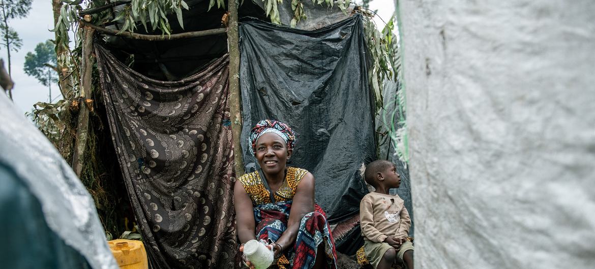 Clémence Ndabohweje، 49 ساله، در مقابل چادری که به همراه شش فرزند و سه نوه‌اش در آن پناه گرفته‌اند، ظرف‌ها را در یک سایت آوارگان در شرق DR کنگو می‌شوید.  این خانواده در پی درگیری از روستای خود در قلمرو روتشورو گریختند. 