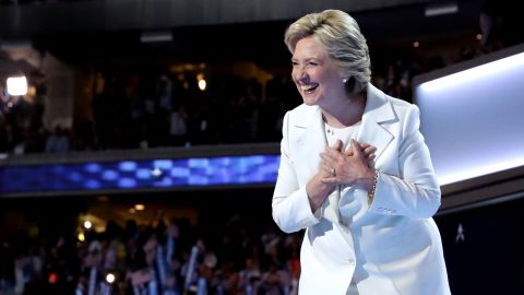 هیلاری کلینتون از حضور جمعیت در کنوانسیون ملی دموکرات ها در سال 2016 قدردانی می کند.