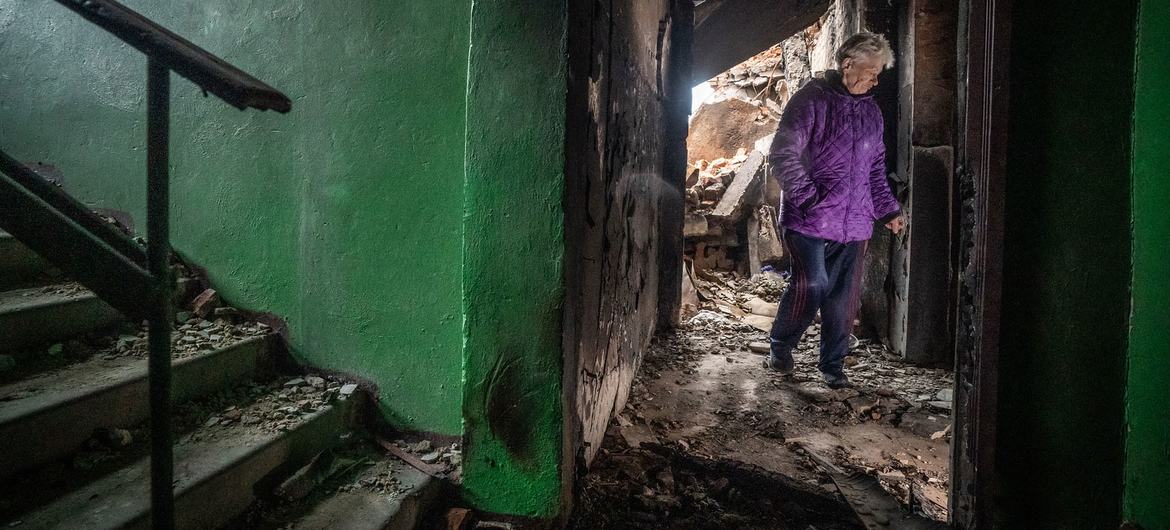 زنی به آوارهای ریخته شده در آپارتمانش در منطقه خارکفسکا، اوکراین نگاه می کند.